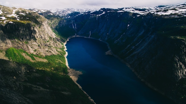 有名なノルウェーの観光地であるTrolltunga、Norway、Oddaの夏の活気のある眺め