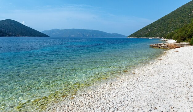 Antisamos 해변 (그리스, Kefalonia)의 여름보기.