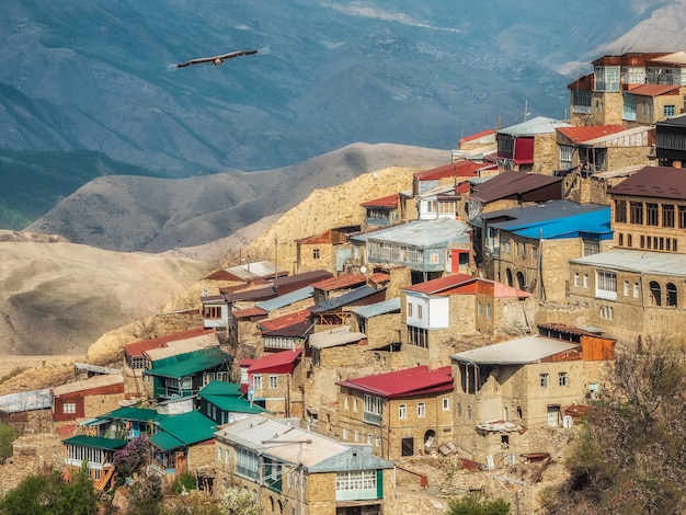 바위에 도시의 여름 보기입니다. Choh의 정통 Dagestani 산악 마을. 러시아.