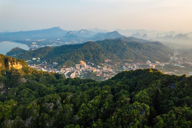 Vista estiva delle montagne rocciose e del mare in una mattina tropicale