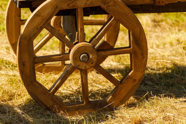 Foto in estate in paese un vecchio carretto di legno