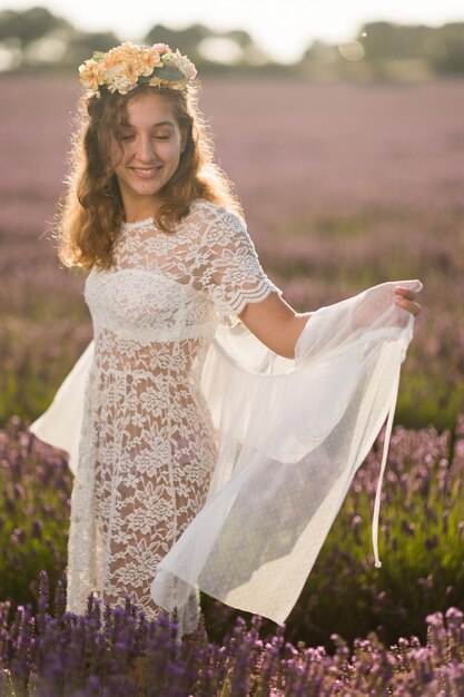 프로방스 라벤더 밭 초원 히스패닉 젊은 여성 풍경에서 여름 웨딩 신부 드레스