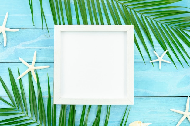 Photo summer white frame with tropical palm leaf branch