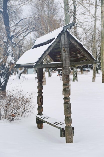 Летний домик в зимнем парке