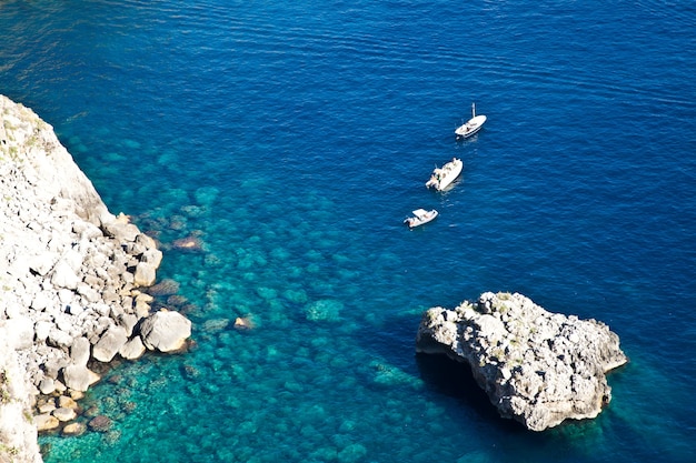 Photo summertime at capri, beautiful isle in naples gulf, italy