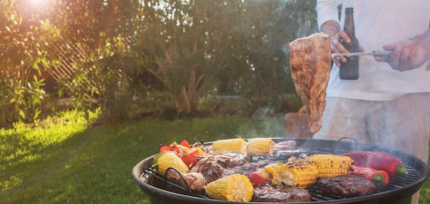 Divertimento estivo. barbecue per la cena estiva in famiglia nel cortile di casa.