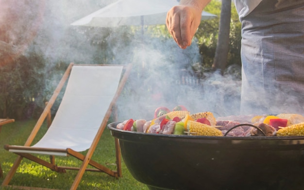 Divertimento estivo. barbecue per la cena estiva in famiglia nel cortile di casa.