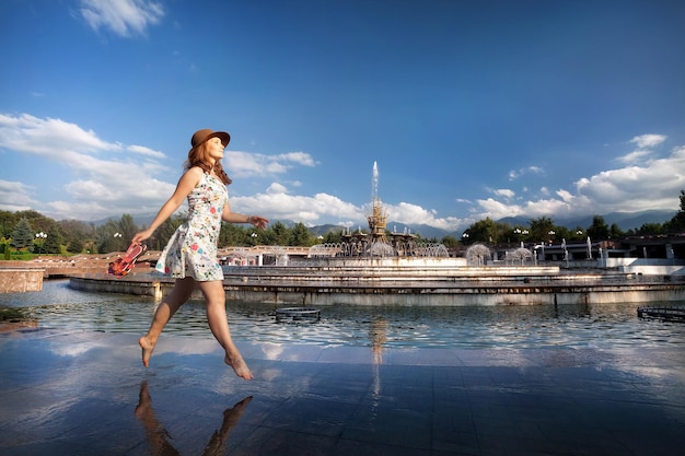 Photo summertime girl near fountain