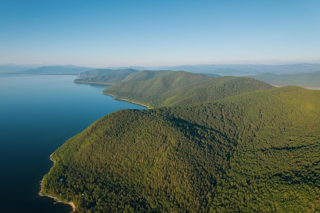 バイカル湖の夏の画像は、ロシアのシベリア南部にある地溝湖です。バイカル湖の夏の風景は、おばあちゃんの湾の近くの崖から見たものです。ドローンのアイビュー。