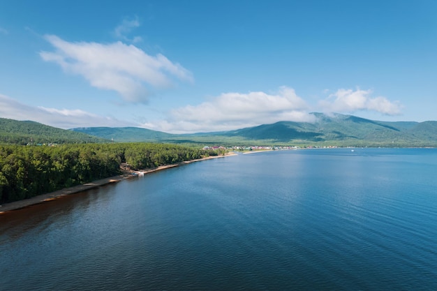 バイカル湖の夏の画像は、ロシアのシベリア南部にある地溝湖です。バイカル湖の夏の風景は、おばあちゃんの湾の近くの崖から見たものです。ドローンのアイビュー。