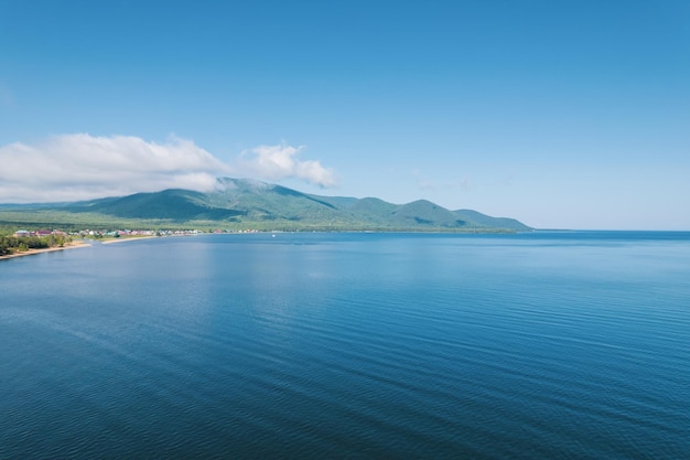 バイカル湖の夏の画像は、ロシアのシベリア南部にある地溝湖です。バイカル湖の夏の風景は、おばあちゃんの湾の近くの崖から見たものです。ドローンのアイビュー。