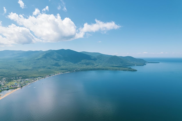 バイカル湖の夏の画像は、ロシアのシベリア南部にある地溝湖です。バイカル湖の夏の風景は、おばあちゃんの湾の近くの崖から見たものです。ドローンのアイビュー。