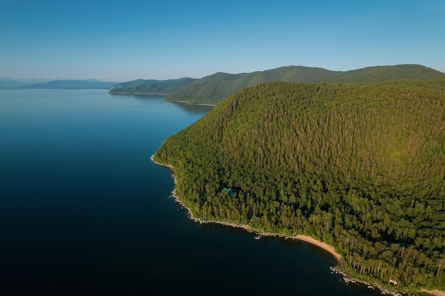 バイカル湖の夏の画像は、ロシアのシベリア南部にある地溝湖です。バイカル湖の夏の風景は、おばあちゃんの湾の近くの崖から見たものです。ドローンのアイビュー。