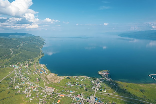 バイカル湖の夏の画像は、ロシアのシベリア南部にある地溝湖です。おばあちゃんの湾の近くの崖からのバイカル湖の夏の風景の眺め。ドローンの視点。