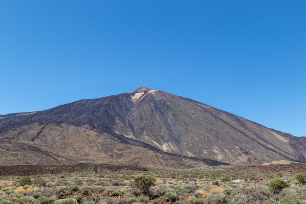 山頂は砂漠の真ん中に位置する山です。