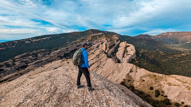 Преследование вершины Пешеходство Блаженство на восхождении на вершину Борона, охваченную видом на Пиренеи Уескаса