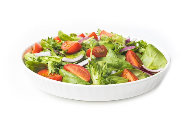 Summre groene salade in witte komplaat op grijze tafel