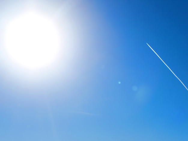 空の太陽と飛行機のトラック