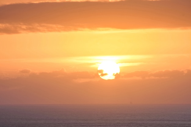 Фото Солнце на закате на горизонте в море