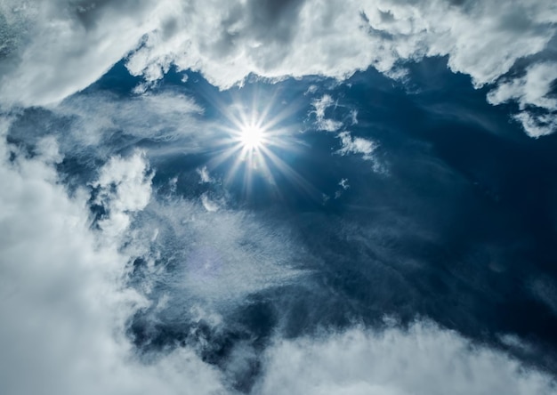 青い空を背景に太陽