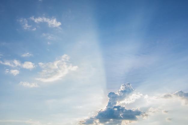 Sole, cielo blu e nuvole.