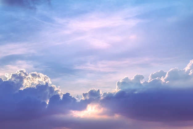 太陽と雲の背景には、パステルカラー