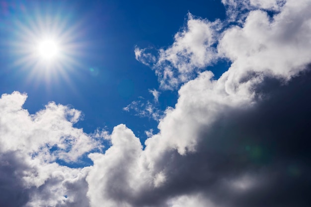 Foto il sole e le nuvole scure nel cielo