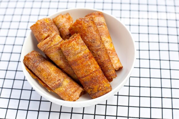 Foto snack di rotoli di banane asciugati al sole