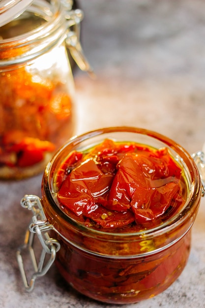 Foto pomodori essiccati al sole con olio di oliva in vaso