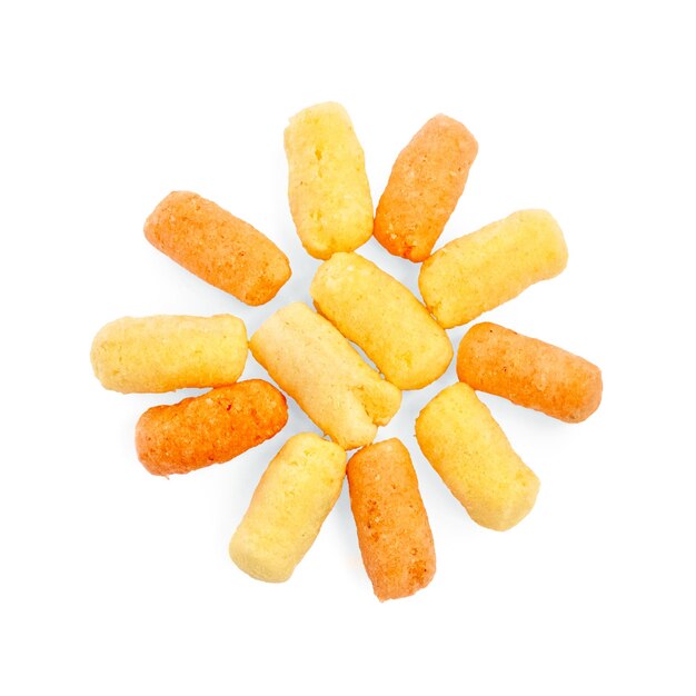 Солнце из желтых и оранжевых кукурузных палочек, изолированные на белом фоне
