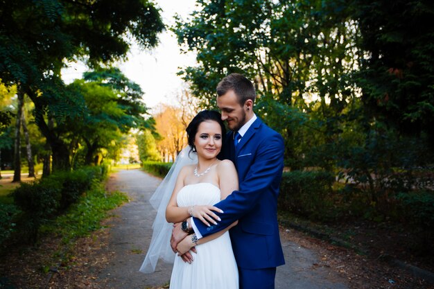 The sun gently embrace bride in the garden