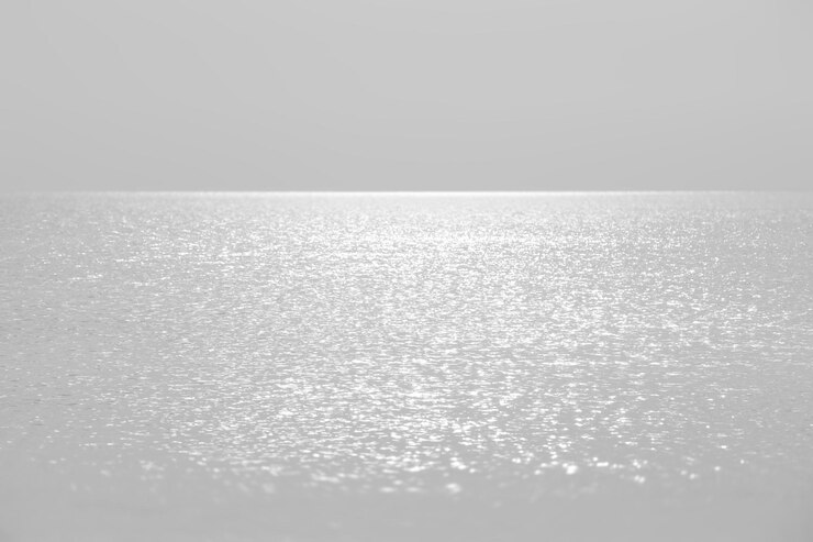 Photo 静かな風の天気で海面の太陽の輝き