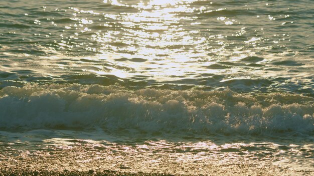 물 위의 빛, 평온한 여름 휴가, 바다의 물 표면, 빛의 반사, 느린 동작.