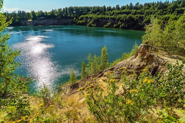 Солнечные блики на воде Крутой берег водохранилища