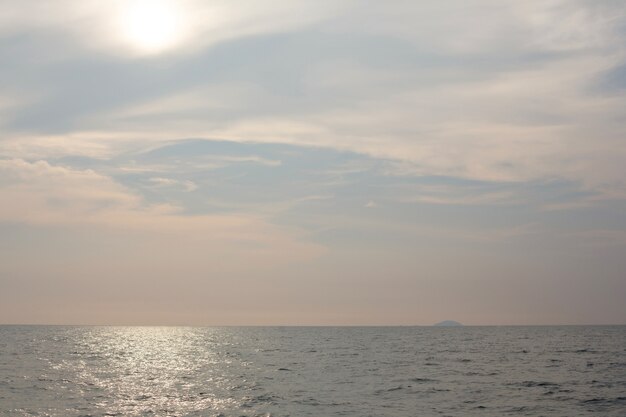 太陽は海や海の上の地平線に沈む