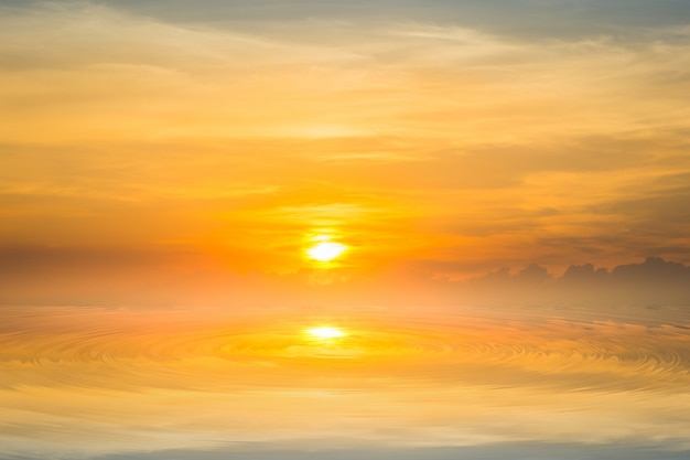 Foto il sole tramonta nel mare.