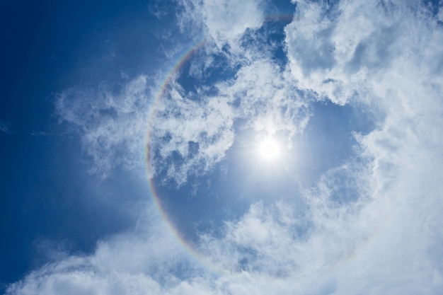 白い雲と青空の背景と太陽ハロー。