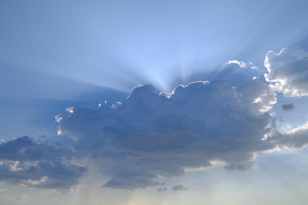 太陽は雲の後ろに隠れた