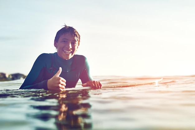 Sun is out surft omhoog Shot van een jonge jongen die aan het surfen is