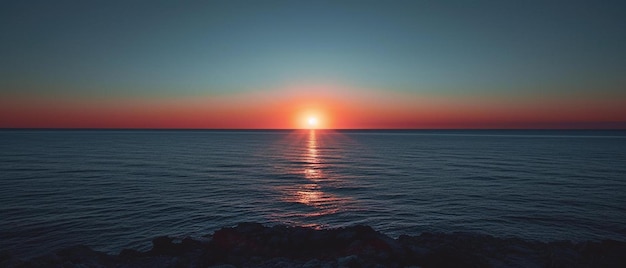 Foto il sole sta tramontando su un corpo d'acqua