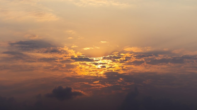 朝の不機嫌そうな空の曇りの後ろから太陽が輝いています