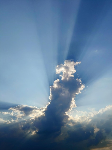 太陽は空の雲の中を輝いています