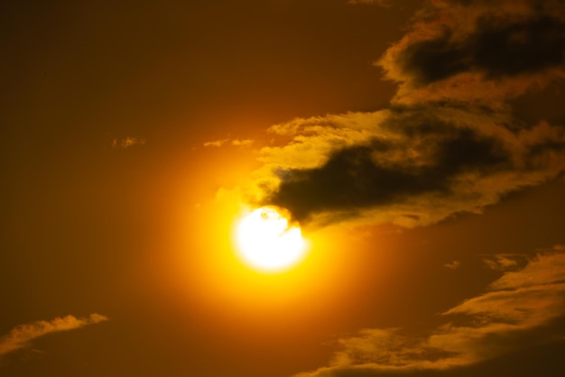 太陽が雲の切れ間から輝いています