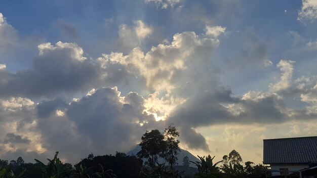 太陽が雲の切れ間から輝いています