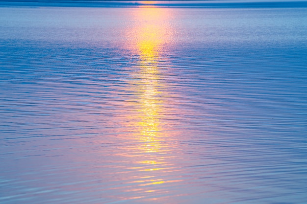 写真 太陽は湖の景色の景色に横たわっていた