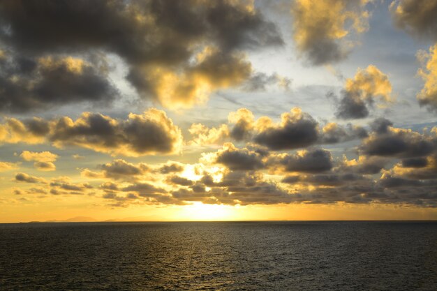 日没時の海上の太陽の光