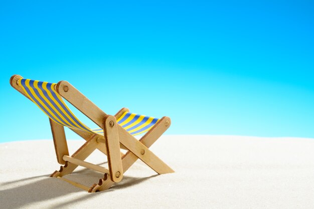 Foto lettino prendisole sulla spiaggia di sabbia, cielo con copia spazio