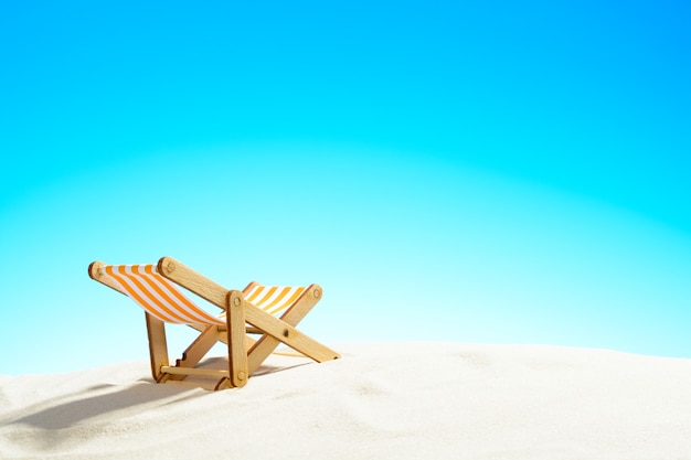 Foto lettino prendisole sulla spiaggia di sabbia