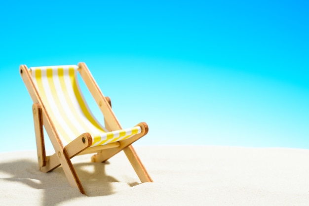 Foto lettino prendisole sulla spiaggia di sabbia