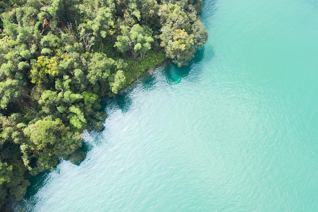 写真 水の近くの森と空のサン・ムーン湖